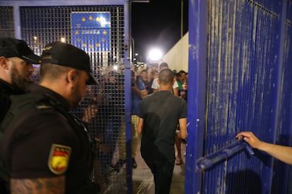 Ceuta 16/05/2022 La frontera del Tarajal entre españa y Marruecos ha abierto esta noche después de un año cerrada. Foto ALEJANDRO RUESGA 
