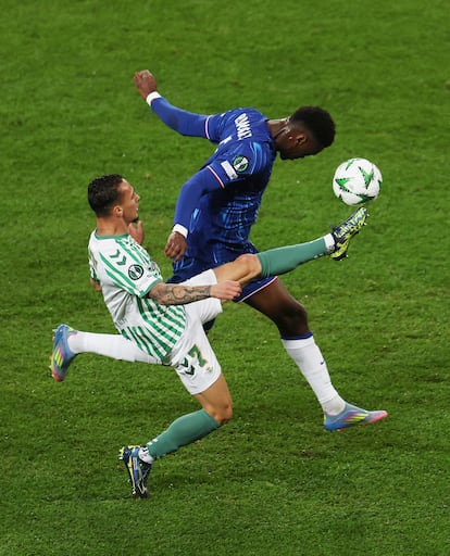 Antony , del Real Betis, controla el balón ante Benoit Badiashile del Chelsea.