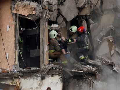 Rescate este domingo de una mujer herida de entre los escombros del edificio bombardeado en Dnipró el día anterior.