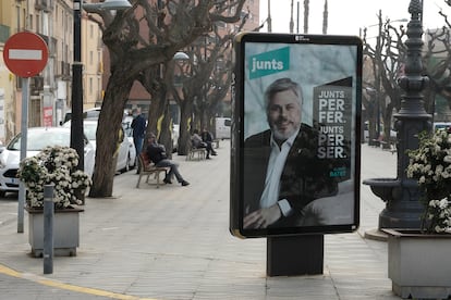 Cartel del candidato de Junts Albert Batet en la lPlaza Nova de Valls, el pasado viernes.