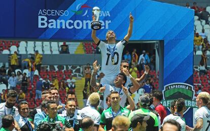 Los jugadores de Cafetaleros celebran su título.