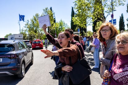 Unas personas hacen autostop en Príncipe Pío (Madrid) para volver a casa.