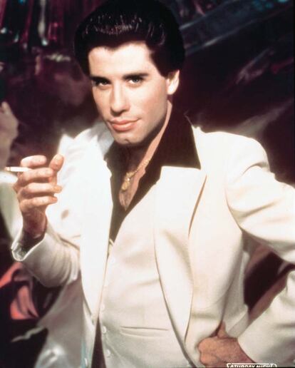 John Travolta. Fiebre del sábado noche.
John Travolta nos dejó uno de los retratos icónicos de la aristocracia de barrio el día que su socio, Tony Manero, decidió ponerse a bailar con sus zapatos de plataforma en el centro de la pista jaleado por los Bee Gees. Gracias a él, la vulgaridad entró en el diccionario de la moda y la clase obrera en el paraíso. Hasta Madonna no se resistió a emularlo para su Confessions Tour.