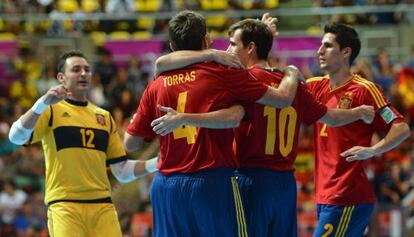 Los jugadores de España celebran el pase a la final.