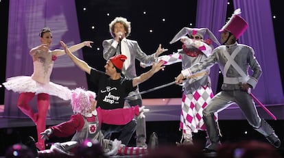 <p style="margin-bottom: 0cm;">Si ya resultaba arriesgada la apuesta de Daniel Diges con <em>Algo pequeñito</em>, aquella balada a medio camino entre el vals y lo circense con la que representó a España en el festival de Eurovisión de 2010, la dificultad se dobló cuando un espontáneo boicoteó su actuación en el certamen. El bufón profesional llamado Jimmy Jump irrumpió en el escenario y bailoteó durante varios segundos junto a Diges y el resto de bailarines, que supieron mantener la calma, derrochar profesionalidad y continuar con el <em>show</em> como si tal cosa. “Pensé que era un terrorista y me quedé en blanco, temblando, pero después me crecí", <a href="https://elpais.com/diario/2010/06/01/radiotv/1275343202_850215.html"><em>explicó</em></a> el cantante en su vuelta a la capital, que repitió su actuación y consiguió un meritorio decimoquinto puesto. El fallo de seguridad supuso un escándalo en el país anfitrión, Noruega, cuyos medios calificaron lo sucedido de “bochorno nacional”. A Jimmy Jump la mediática broma le salió barata: pagó solo 1.800 euros como multa.</p>