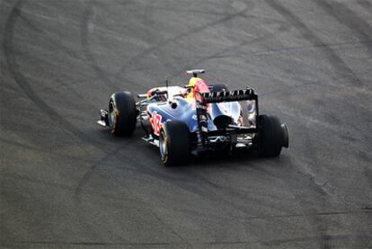 Vettel, con la rueda pinchada en la primera vuelta de Abu Dabi.