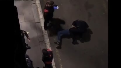 Momento de la detención del joven por los Mossos.