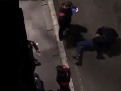 Momento de la detención del joven por los Mossos.