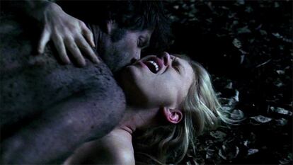 EL SEXO VAMP?RICO DE 'TRUE BLOOD'. Aunque la serie True Blood aparezca en varias ocasiones en el hilo, es esta escena entre Sookie y Bill la que se recuerda con ms fervor. Recordemos, todo el mundo crea que el vampiro Bill haba muerto (de manera definitiva, queremos decir), pero Sookie mantuvo la esperanza. En un momento dado, l sale de debajo de la tierra como en una pelcula de zombies y, ?lo primero que hace? Pues le hace el amor a Sookie, claro est. Que lo han pasado muy mal y se echaban mucho de menos.