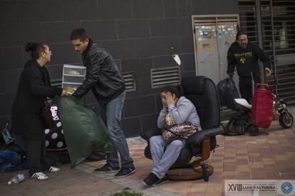 Serie compuesta por diez imágenes. En palabras de su autor, este trabajo “explora la relación entre las personas y sus hogares y cómo se enfrentan a los desahucios en España”. Veronica Labradas, en el centro de la imagen, permanece fuera de su vivienda con sus pertenencias tras haber sido desahuciada.