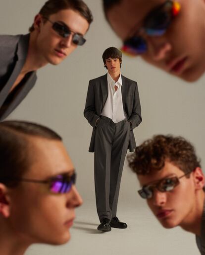 Flanqueado por cuatro modelos con gafas de sol Prada, el modelo lleva traje y camisa D’s Damat con zapatos Emporio Armani.