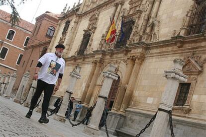 Bobby Fourie, frente a la fachada plateresca del Colegio Mayor de San Ildefonso de la Universidad de Alcalá de Henares, patrimonio de la Unesco desde 1998.