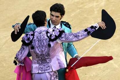 El torero Francisco Rivera Ordóñez (de espaldas) da la alternativa a su hermano Cayetano en la corrida goyesca celebrada ayer en Ronda.