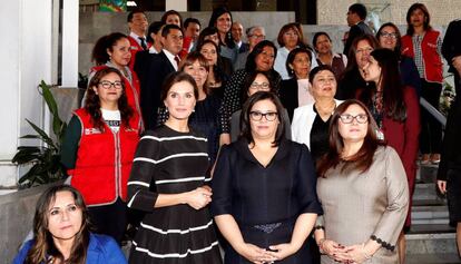 La reina Letizia con la primera dama de Perú, Maribel Díaz, y responsables del Centro Emergencia Mujer.