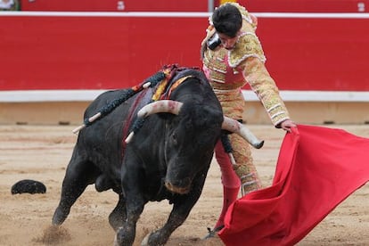 Pamplona 10 -7-2013 Talavante en su primer toro. Foto Luis Azanza