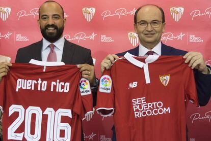 A la izquierda, Luis Daniel Mu&ntilde;iz, viceministro de la Compa&ntilde;&iacute;a de Turismo de Puerto Rico, junto al presidente del Sevilla, Jos&eacute; Castro.