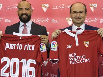 A la izquierda, Luis Daniel Muñiz, viceministro de la Compañía de Turismo de Puerto Rico, junto al presidente del Sevilla, José Castro.