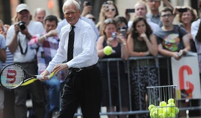 David Letterman, en una calle de Nueva York, jugando al tenis durante uno de sus programas.