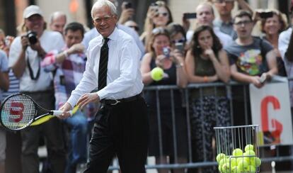 David Letterman, en una calle de Nueva York, jugando al tenis durante uno de sus programas.