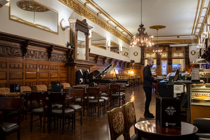 Vista interior del Café Casino, en la Rúa do Vilar de Santiago de Compostela (Galicia).