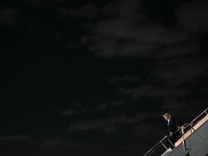 El presidente de EE UU, Donald Trump, desciende del Air Force One en el aeropuerto de Miami, el 25 de enero.