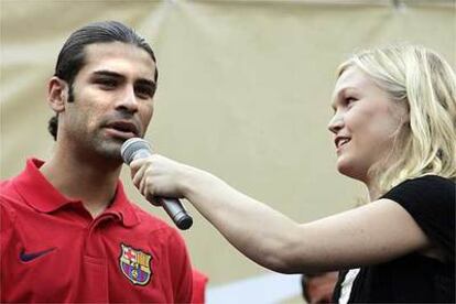 La actriz Julia Stiles entrevista al defensa del Barcelona Rafa Márquez.