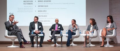 Walther von Plettenberg, director gerente de la Cámara de Comercio Alemana para España; Manuel Ausaverri, director de Estrategia e Innovación de Indra; Antonio Calvo, responsable de Innovación de T-Systems; María López, consejera delegada de Bitbrain; Ana Polanco, directora de Asuntos Públicos de Merck y Susana Quintana, socia de Next 47.