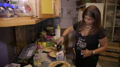 Lucía Etxebarria preparando la cena para sus invitados.