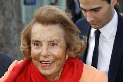 La francesa Liliane Bettencourt, de 93 años, fundó la empresa de cosméticos L'Oreal, a través de la que ha amasado una fortuna de 43.900 millones de dólares. Es la única mujer de la lista de las 10 personas más ricas del mundo de Forbes, la persona de mayor edad y la única de origen europeo junto a Amancio Ortega.