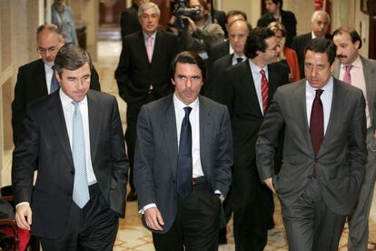 De izquierda a derecha, Ángel Acebes, José María Aznar y Eduardo Zaplana llegan a la Comisión de Investigación del 11-M para la declaración del expresidente, en noviembre de 2004.