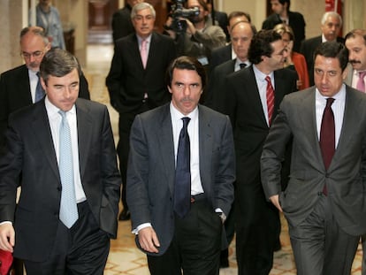 De izquierda a derecha, Ángel Acebes, José María Aznar y Eduardo Zaplana llegan a la Comisión de Investigación del 11-M para la declaración del expresidente, en noviembre de 2004.