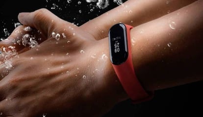 Xiaomi Mi Band 3 con agua