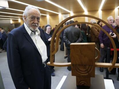 Néstor Basterretxea posa con una de sus maquetas que acoge la sede de las Juntas Generales de Gipuzkoa.