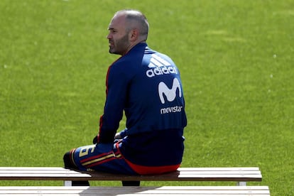 Iniesta, durante la prática de la selección en Las Rozas.