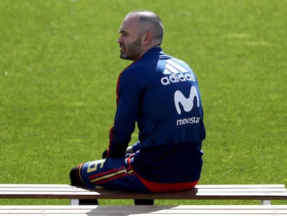 Iniesta, durante la prática de la selección en Las Rozas.