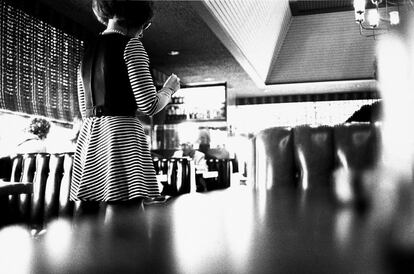 'Coffee-Shop', California, 1977. Armengol recorrido el país durante su estancia de un año como corresponsal, plasmando aspectos de la vida cotidiana americana. (Gelatina de plata, copia actual, 27x38 cm).