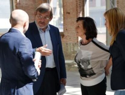 Lissavetzky durante la visita al centro Daoíz y Velarde.