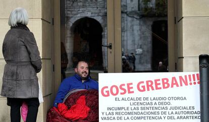 Aitor Aurrekoetxea en la puerta del Ayuntamiento de Llodio tras 24 horas de huelga de hambre.