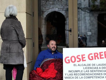 Aitor Aurrekoetxea en la puerta del Ayuntamiento de Llodio tras 24 horas de huelga de hambre.