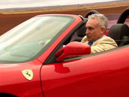 Captura de un programa de La Sexta emitido en 2014 que muestra al empresario Diego Suárez Liceras, de la empresa Vin Doré 24K, conduciendo un Ferrari.