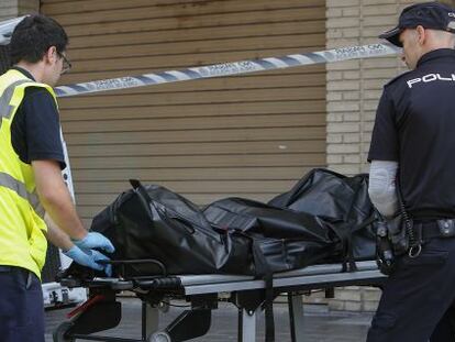 Agentes de policía ante uno de los cadáveres del doble homicidio de Valencia.