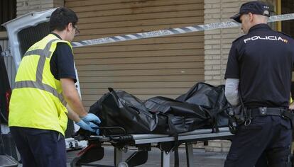 Agentes de policía ante uno de los cadáveres del doble homicidio de Valencia.