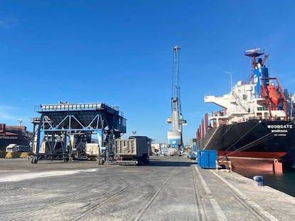 Un buque portacontenedores en el Puerto de Málaga.