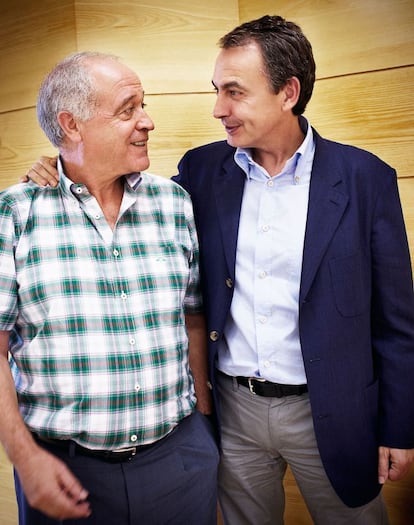 El expresidente del Gobierno José Luis Rodríguez Zapatero posa junto a Alfonso García, su profesor de lengua y literatura en el colegio Leonés.