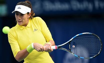 Muguruza devuelve la pelota durante su partido contra Bondarenko, en Dub&aacute;i.