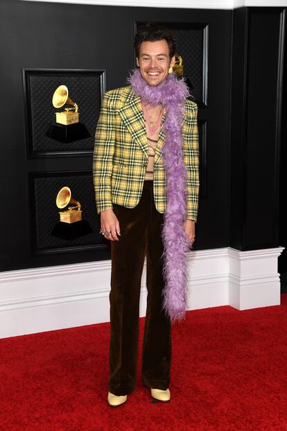 Harry Styles, con look de Gucci, en 2021 confirmó que los aburridos esmóquines son historia de la moda masculina.