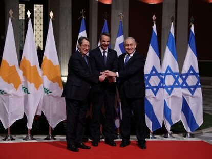 El presidente de Chipre, Nicos Anastasiadis, y los primeros ministros de Grecia e Israel, Kiriakos Mitsotakis y Benjamin Netanyahu, posan en Atenas el pasado enero tras firmar un acuerdo para la construcción de un gasoducto conjunto.