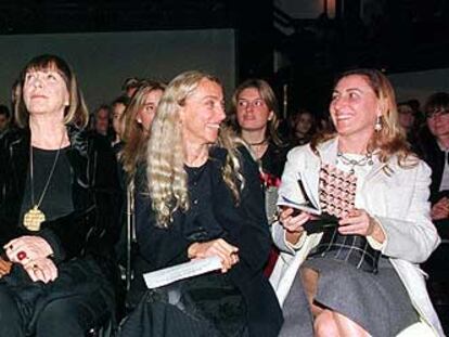 De izquierda a derecha, Gianfranco Ferré, Santo Versace, Mariuccia Madelli, Franca Sozzani, editora del <i>Vogue,</i> y Miuccia Prada, en una subasta celebrada en 1997 en Milán.