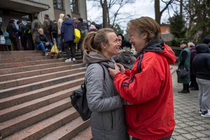 Natalia, de 50 años, saluda a su hija Nadia (izquierda), tras regresar a su ciudad natal en Bucha. La agencia de la ONU para los refugiados, ACNUR, ha elevado este jueves a casi 5,1 millones el número de personas refugiadas como consecuencia de la invasión militar de Rusia en Ucrania. 