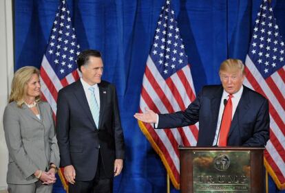 Ann y Mitt Romney, junto a Donald Trump en Las Vegas.